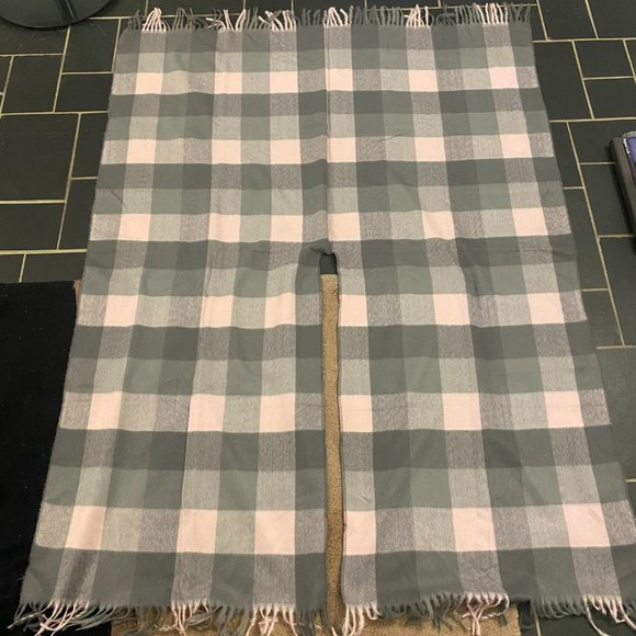 Pretty Persuasions Long Shawl with fringe, one size reversible NWT - Picture 4 of 5